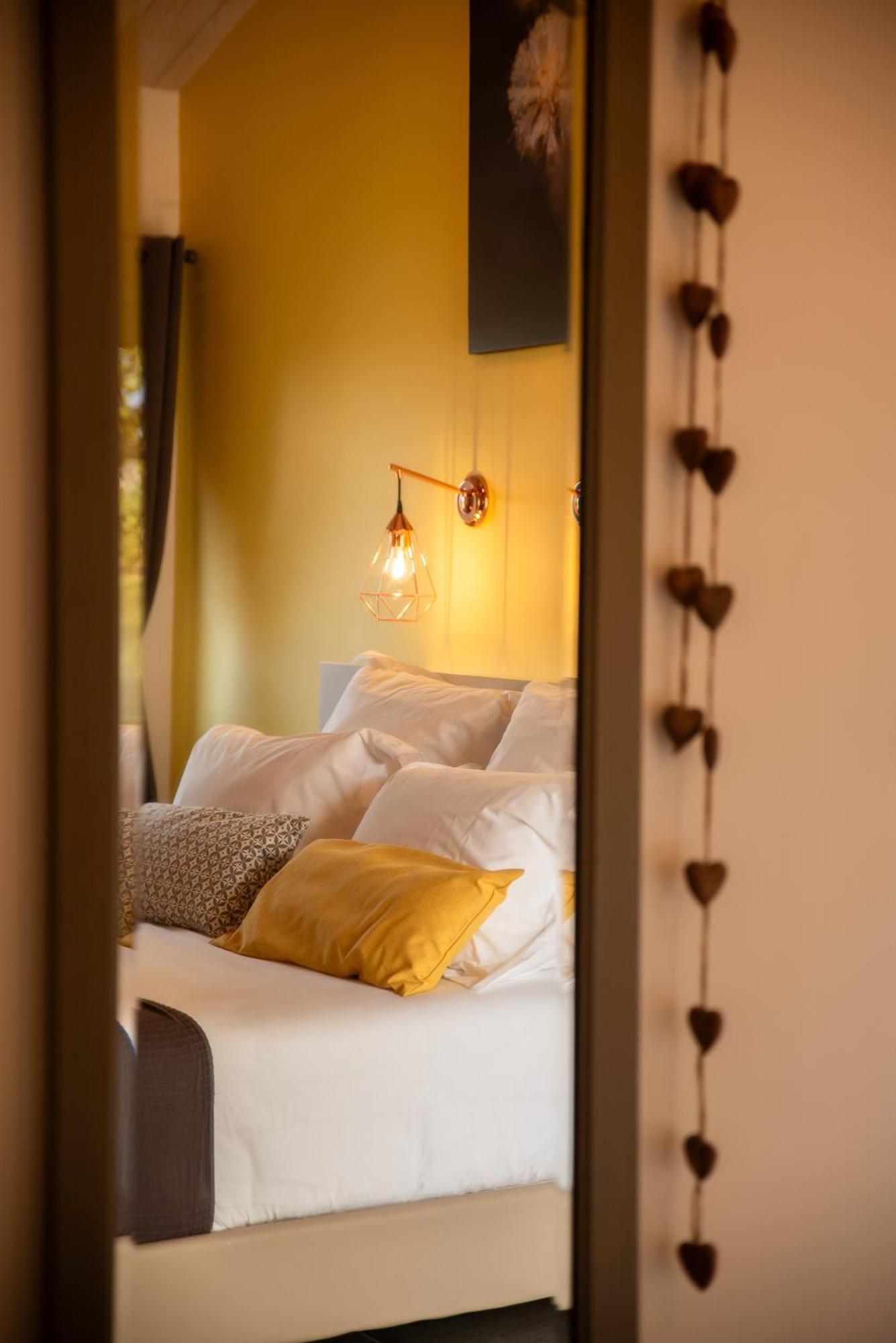 Saint-Julien-de-Peyrolas Domaine Forvent B&B 외부 사진